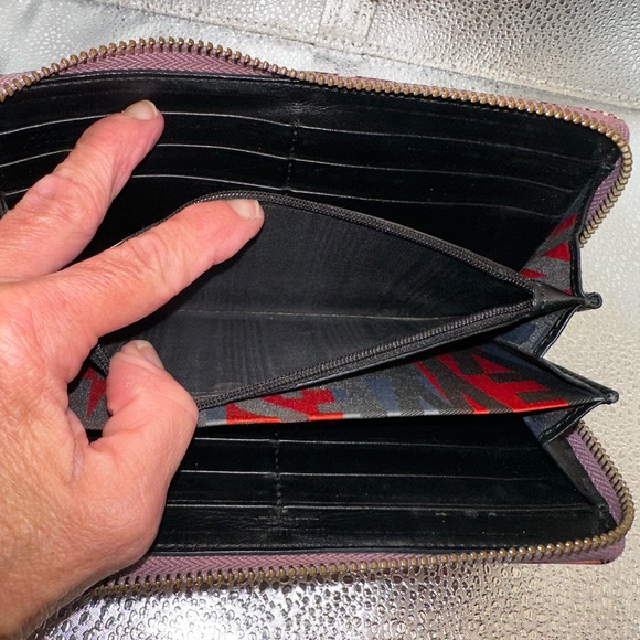 Gorgeous Vivienne Westwood wallet in a crocodile pattern. - Picture 8 of 16